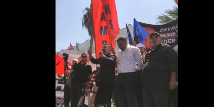 Hayvan Üreticileri ve Yetiştiricileri Birliği, Başbakanlık önünde bazı sendikalar, siyasi partiler ve örgütlerin desteğiyle eylem yapıyor