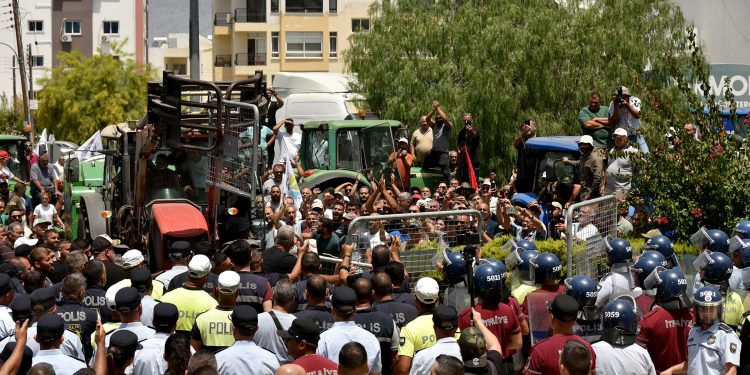 Hayvan Üreticileri Birliğinin Başbakanlık önündeki eylemi devam ediyor