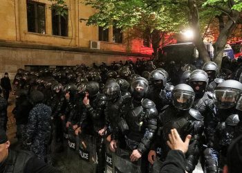 Gürcistan'da polis, parlamento binasının kapılarını kuşatan göstericilere müdahale etti