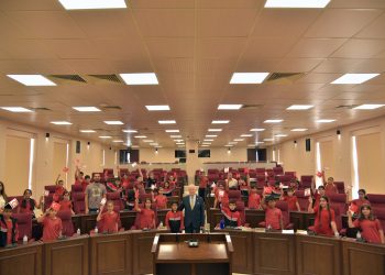 Meclis Genel Kurulu sıralarını dolduran çocuklar temsili toplantıda çocuk haklarını konuştu