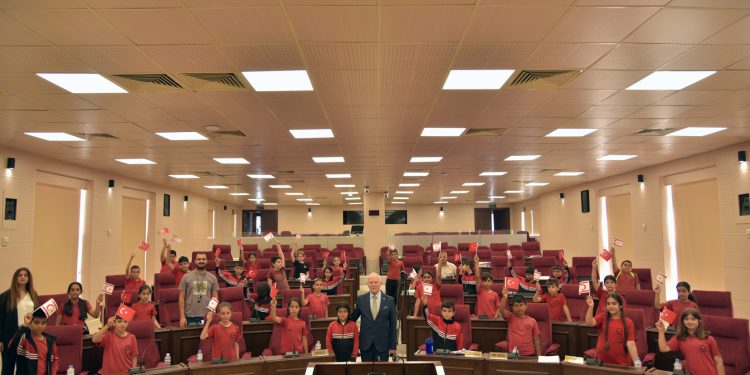 Meclis Genel Kurulu sıralarını dolduran çocuklar temsili toplantıda çocuk haklarını konuştu