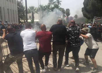 Hayvan üreticilerinin eyleminde Bayındırlık ve Ulaştırma Bakanlığı bahçe kapısı söküldü