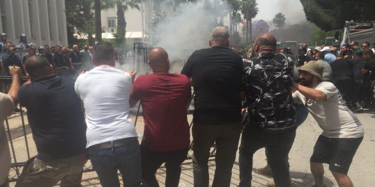 Hayvan üreticilerinin eyleminde Bayındırlık ve Ulaştırma Bakanlığı bahçe kapısı söküldü