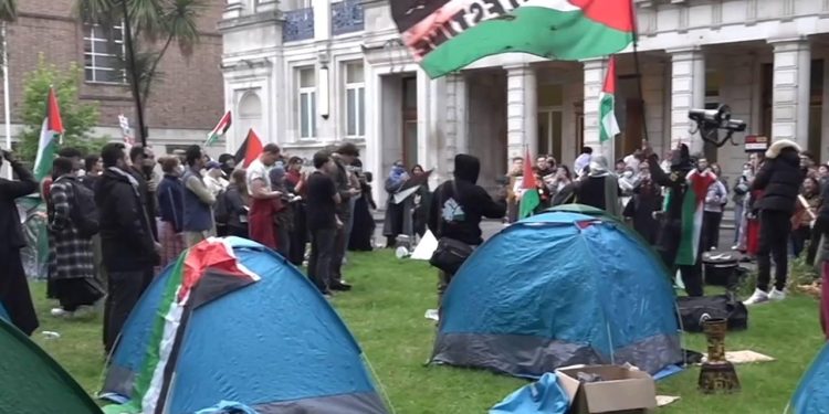 İngiltere'de üniversite öğrencilerinin Filistin'e destek gösterileri sürüyor