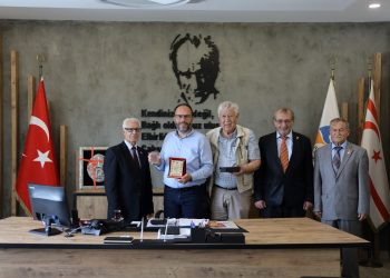 TMT Mücahitler Derneği’nden Sadıkoğlu’na ‘Kayıp Otobüs Anıtı’ plaketi