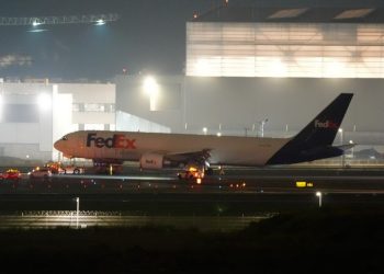 İstanbul Havalimanı’nda gövdesi üzerine iniş yapan kargo uçağı pistten kaldırıldı