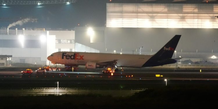 İstanbul Havalimanı’nda gövdesi üzerine iniş yapan kargo uçağı pistten kaldırıldı