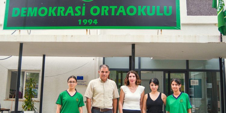 “Adet Yoksulluğuna Karşı Sen De Paylaş” kampanyası çerçevesinde toplanan malzemeler kız çocuklarına ulaştırılmaya devam ediyor