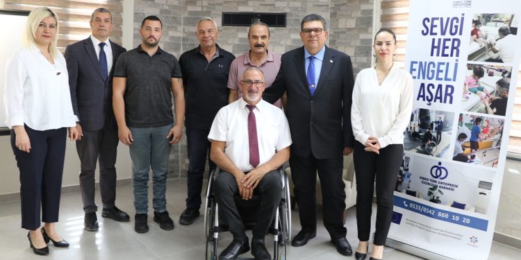 Maliye Bakanı Berova, Kıbrıs Türk Ortopedik Özürlüler Derneği’ni ziyaret etti