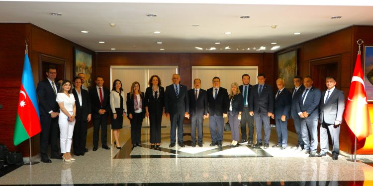 Milli Eğitim Bakanı Çavuşoğlu, Türkiye’nin Bakü Büyükelçiliğini ziyaret etti