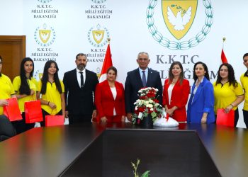 Öğrencilerden Eğitim Bakanı Çavuşoğlu’na ziyaret