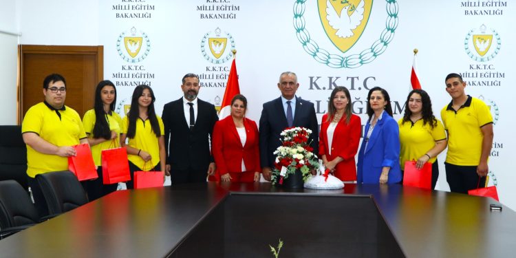 Öğrencilerden Eğitim Bakanı Çavuşoğlu’na ziyaret