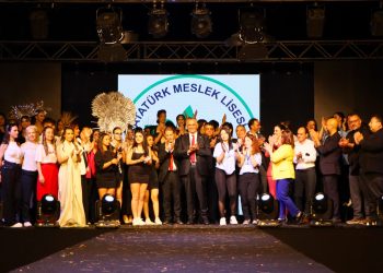 II. Mesleki Eğitim ve Yerli Ürünler Fuarı dün akşam defileye ev sahipliği yaptı