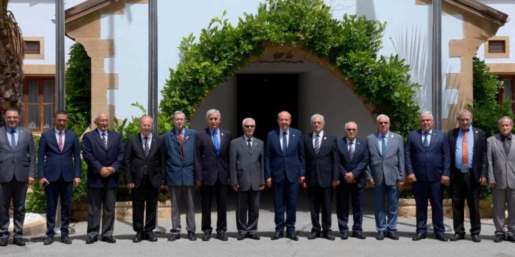 Cumhurbaşkanı Tatar,  TMT Mücahitler Derneği yeni yönetim kurulu üyelerini kabul ederek görüştü