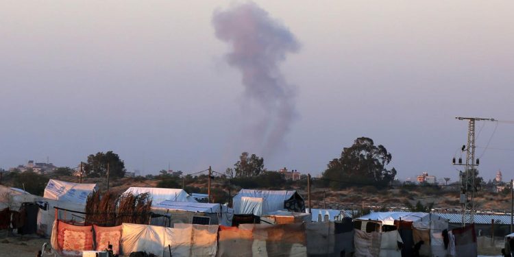 İsrail'in Refah kentinde bir eve düzenlediği hava saldırısında 2 sivil öldü