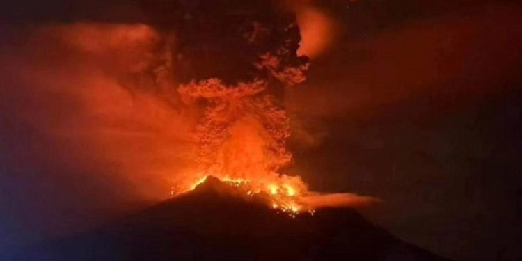 Ruang Yanardağı nedeniyle 12 bin kişi tahliye edildi