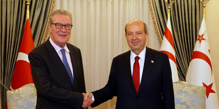 Cumhurbaşkanı Tatar, eski BM Genel Sekreteri Kıbrıs Özel Danışmanı Alexander Downer’i kabul etti