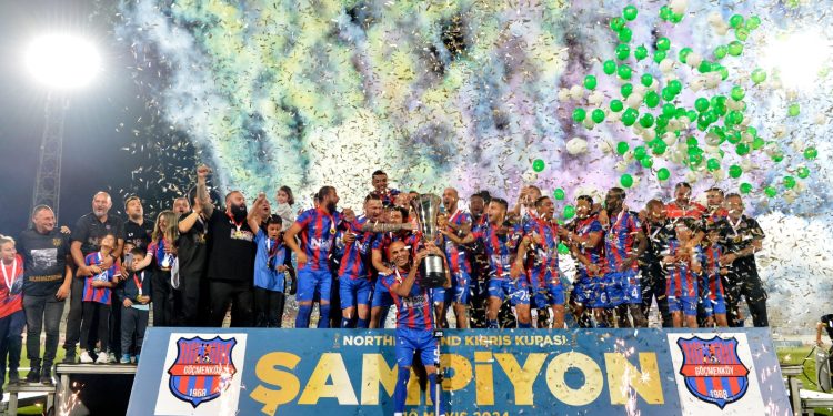 Cumhurbaşkanı Tatar, Kıbrıs Kupası’nı Göçmenköy’e takdim etti