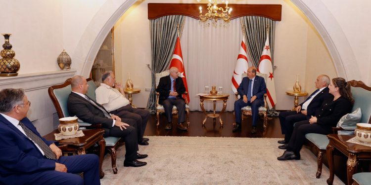 Cumhurbaşkanı Tatar, Milli Mücadele Vakfı Başkanı Gülbahar ve vakıf yönetimini kabul etti