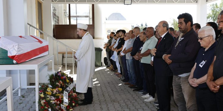 Cumhurbaşkanı Ersin Tatar, TMT Mücahidi Şenay Kuyucuoğulları’nın cenaze törenine katıldı