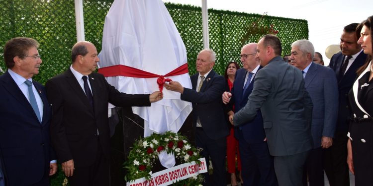 Azerbaycan Uluslararası Kültür Merkezi açıldı..Törende Haydar Aliyev’in büstü ile “Yüreğimizdeki Azerbaycan” fotoğraf sergisinin açılışı da yapıldı