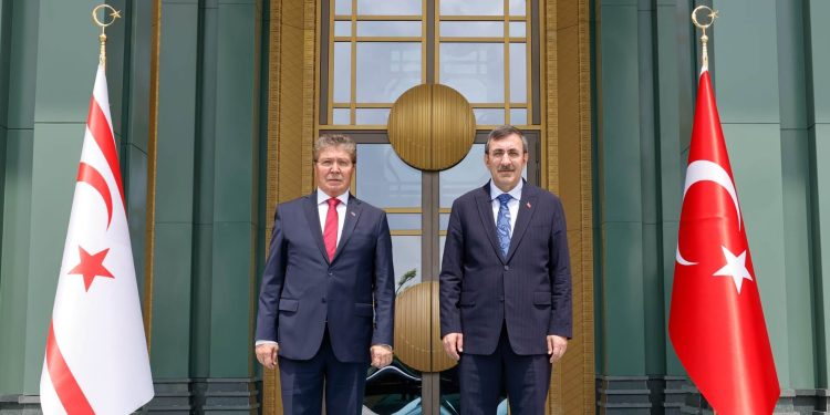 Başbakan Üstel:KKTC ekonomisini ayağa kaldıracak büyük projelere öncelik vereceğiz