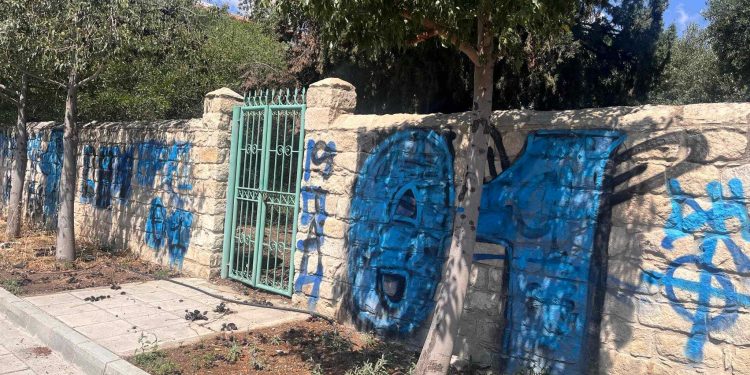 Vakıflar İdaresi, Arnavut Cami’ye yapılan saldırıyı kınadı