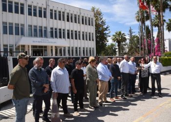 KTAMS ve Kamu-İş, Başbakanlık önünde basın açıklaması yaptı…KTAMS ve Kamu-İş yetkilileri, Başbakanlık Müsteşarı Ongan ile görüştü