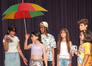 “Uçan Şemsiye” Dünya Çocuk Günü’nde sahnelendi