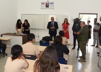 Orta dereceli okullarda karneler dağıtıldı… Çavuşoğlu, Esin Leman Lisesi’ni ziyaret ederek öğrencilere karnelerini takdim etti