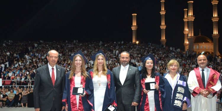 Cumhurbaşkanı Tatar’ın katılımıyla YDÜ’de, 7 fakülteden 942 öğrenci diplomalarını aldı