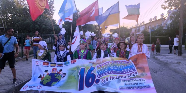 FOGEM’in 16. Uluslararası Yaz Sevinci Çocuk Festivali’nin açılış gösterileri dün akşam yapıldı