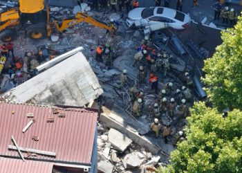 Küçükçekmece’de bina çöktü: Enkaz altında kalanlar var