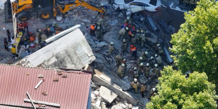 Küçükçekmece’de bina çöktü: Enkaz altında kalanlar var