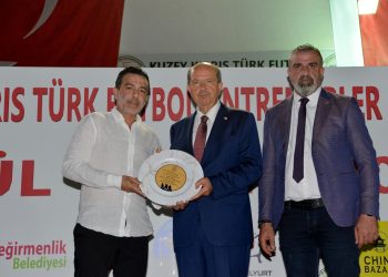 Cumhurbaşkanı Tatar, futbol antrenörlerine ödüllülerini takdim etti