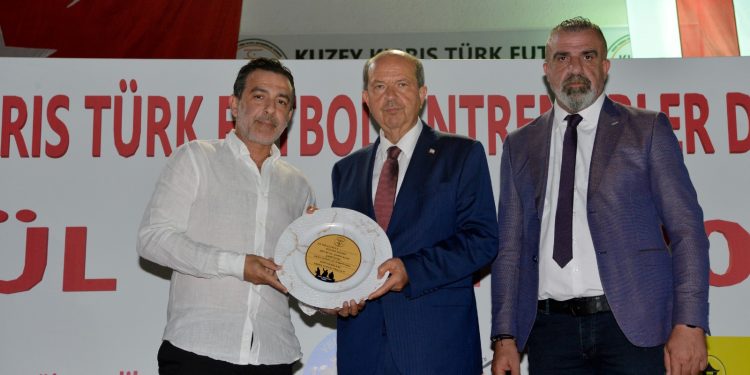 Cumhurbaşkanı Tatar, futbol antrenörlerine ödüllülerini takdim etti