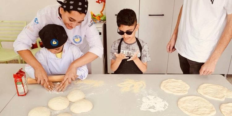 DAÜ’den görme engelli çocuklara özel pizza yapımı atölyesi