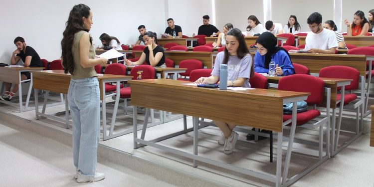 DAÜ Giriş ve Burs Sınavı yapıldı. Yerleştirme ve burs sonuçları 20.00’den sonra açıklanacak