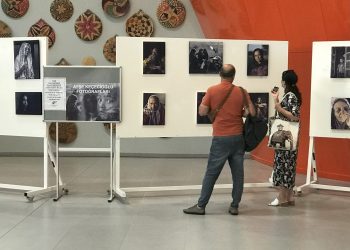 Ayşe Keçecioğlu’nun “Portreler” adlı fotoğraf sergisi Ercan Havalimanı’nda açıldı