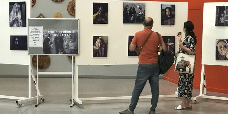Ayşe Keçecioğlu’nun “Portreler” adlı fotoğraf sergisi Ercan Havalimanı’nda açıldı