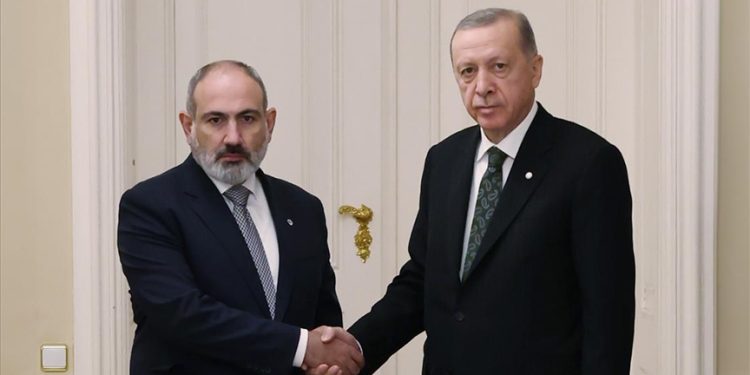 Türkiye Cumhurbaşkanı Erdoğan, Ermenistan Başbakanı Paşinyan ile görüştü