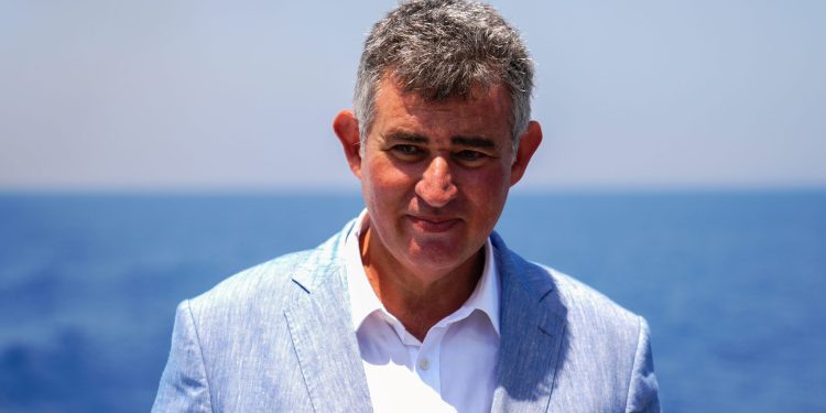 Feyzioğlu:Barış Harekatı’nın 50. yılında KKTC’li öğrencilerin Kıbrıs gazilerine yazdığı mektuplar Türkiye’ye gönderilecek