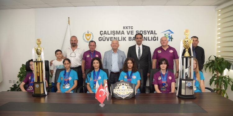 Gardiyanoğlu, Taekwondo Federasyonu ve Milli Takım sporcularıyla eğitmenlerini kabul etti