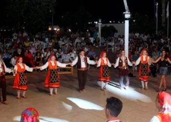 Halk Dansları ekipleri renkli gösterileriyle izleyicileri büyüledi