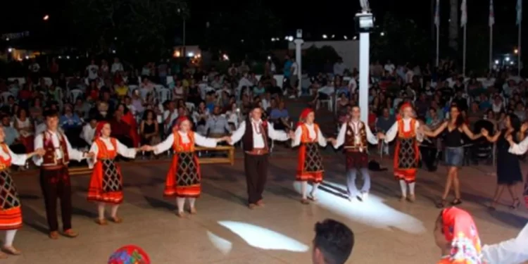 Halk Dansları ekipleri renkli gösterileriyle izleyicileri büyüledi