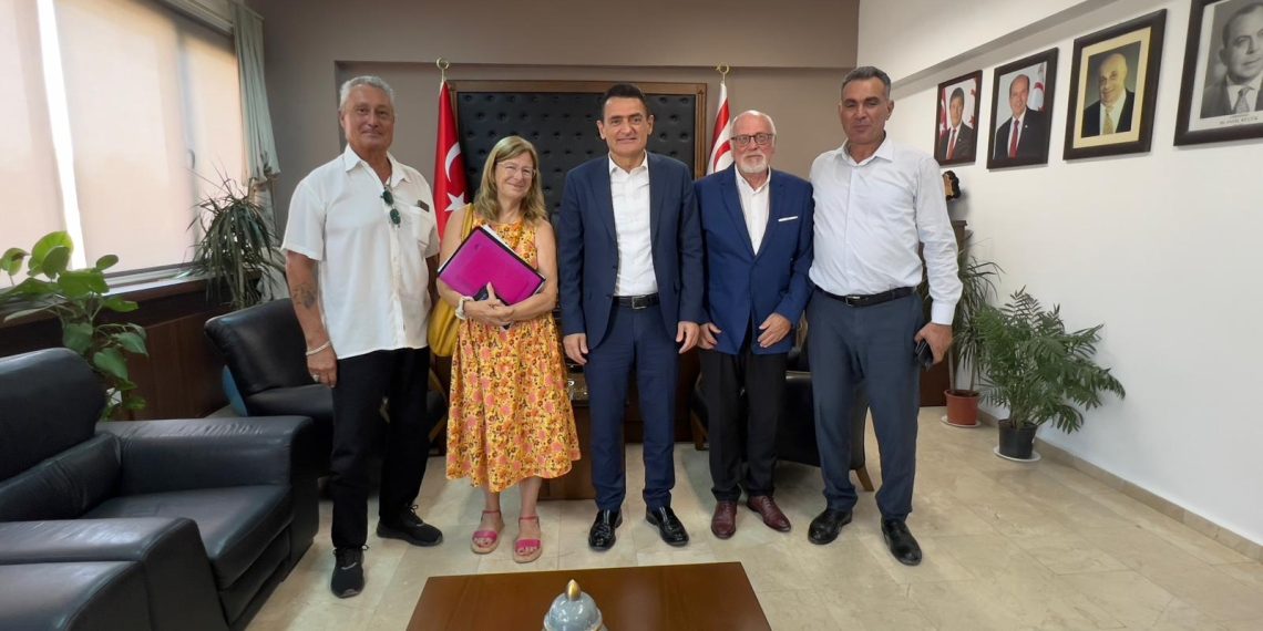 İçişleri Bakanı Oğuz KKTC’de taşınmaz mal sahibi olan yabancılarla bir araya geldi