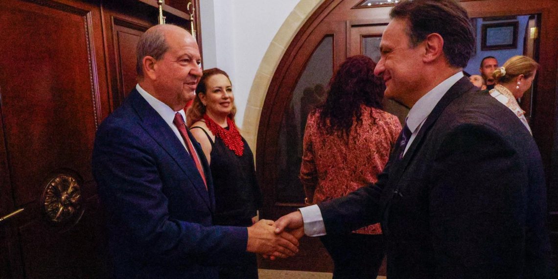 Cumhurbaşkanı ve eşi, Cumhurbaşkanlığı personeliyle bayramlaştı…