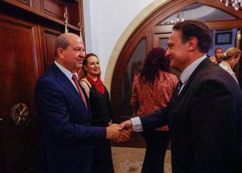 Cumhurbaşkanı ve eşi, Cumhurbaşkanlığı personeliyle bayramlaştı…