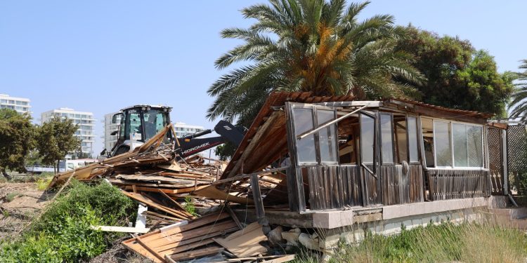 İskele Belediyesi, izinsiz yapıldığı tespit edilen yapıyı yıktığını açıkladı