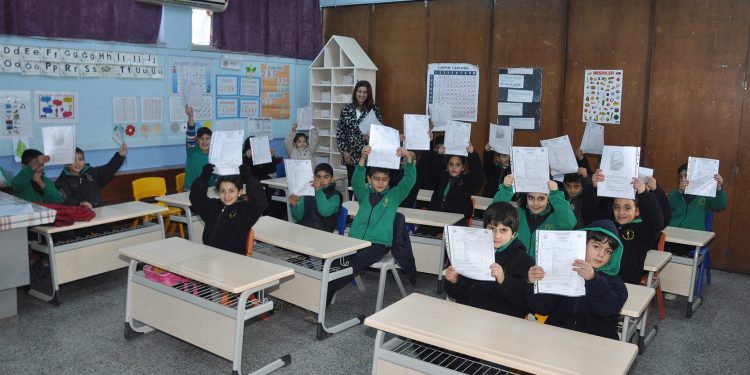 Orta dereceli okullarda karneler yarın dağıtılacak